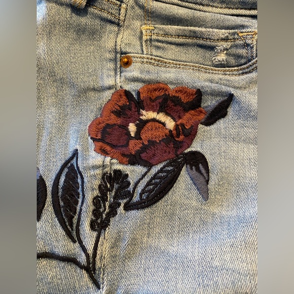 Size 10 ABERCROMBIE Light Wash Distressed & Embroidered Cropped Skinny Jeans - Picture 5 of 7